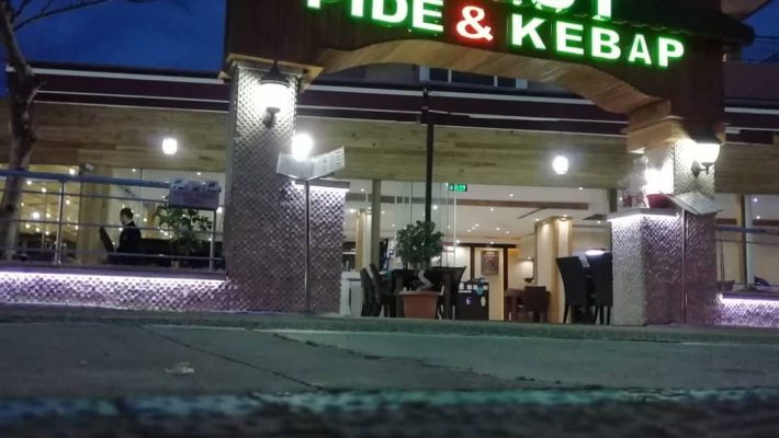 Umut Pide Salonu’nda taş fırında pişirilmiş sıcak kuşbaşılı pide sunumu. Alanya