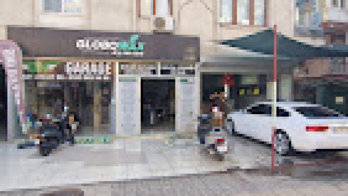 “Globowax Alanya Nano Teknoloji Araç Temizliği servis alanında nano teknoloji ile araç yüzeylerinin temizlendiği modern hizmet görüntüsü.”