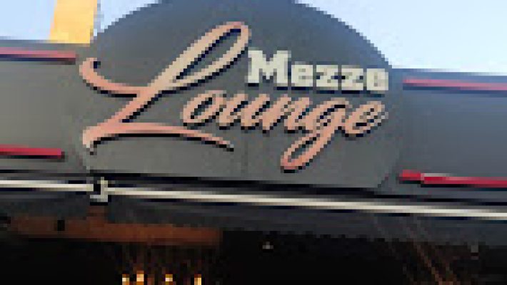 Mezze Lounge Alanya’da deniz manzarası eşliğinde mezeler ve şık sunumlar.