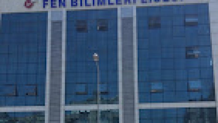 "Özel Alanya Fen Bilimleri Temel Lisesi öğrencileri modern sınıf ortamında ders işliyor, öğretmen rehberliğinde fen ve temel bilimler dersleri alıyor."