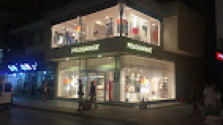 Pologarage mağazasında erkek ve kadın spor giyim, tişört, sweatshirt ve aksesuar koleksiyonları şık şekilde vitrinlerde sergileniyor – Alanya’da modern ve rahat tarz mağazası.