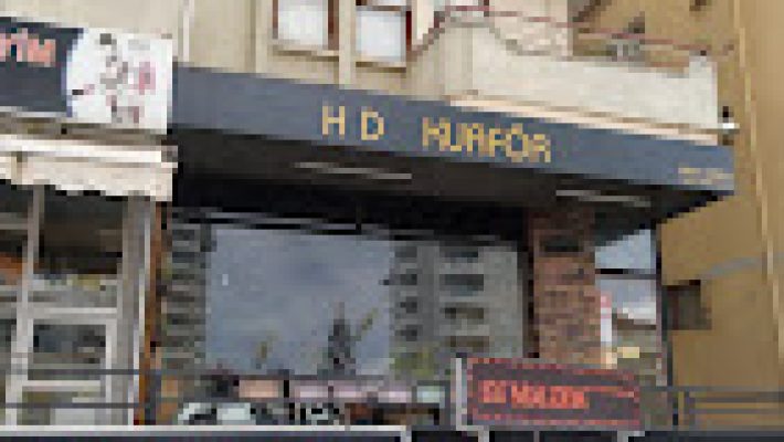 HD Kuaför salonunda profesyonel saç kesimi ve modern saç tasarımı uygulaması yapılan müşteri.