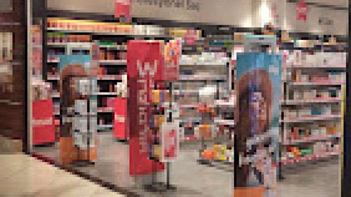 WATSONS TIME CENTER mağazasında sergilenen şık kol saatleri, modern ve klasik saat modelleri.