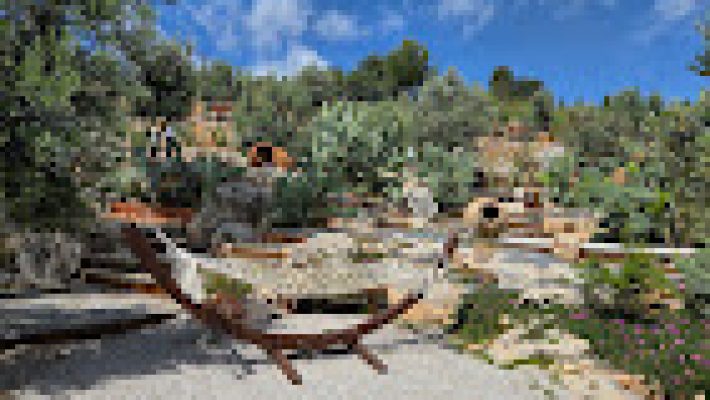 Hisariçi Cafe | Restaurant | Shop’ta tarihi atmosferde kahve ve lezzetli yemeklerin keyfini çıkaran misafirler.