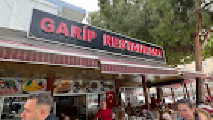 Garip Restaurant’ta deniz manzaralı masada sunulan taze deniz ürünleri ve yöresel mezeler.