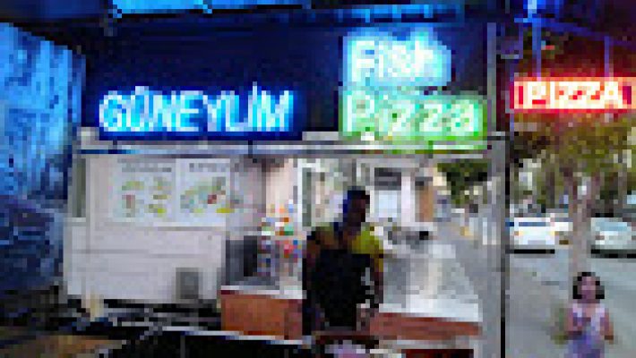 Güneylim Restaurant’ta deniz manzarası eşliğinde Türk mutfağı ve taze deniz ürünleri.