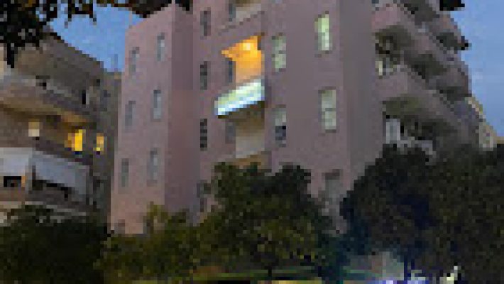 Alanya’da yer alan Hisar Otel’in havuz manzaralı dış cephesi ve balkonlu odaları