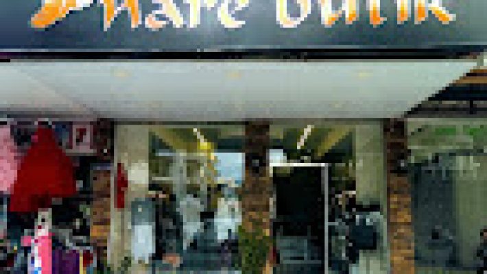 Nare Butik Alanya – Kadın giyim ürünlerinin şık, modern ve zarif tasarımlarla vitrinlerde sergilendiği butik mağaza.