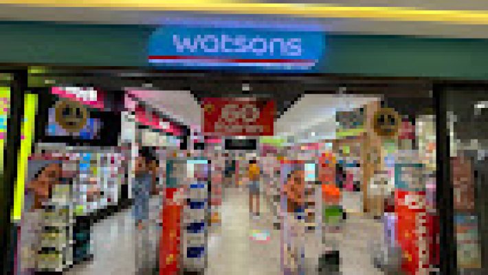 WATSONS Alanyum mağazasında sergilenen kozmetik, kişisel bakım ve cilt bakım ürünleri rafları.