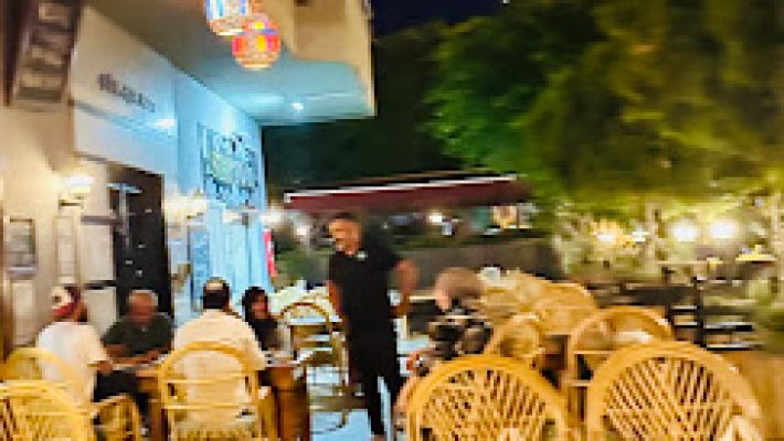 Stay Kitchen and Bar’da modern dekorasyonlu bir ortamda sunulan şık tabaklar ve özel kokteyller.