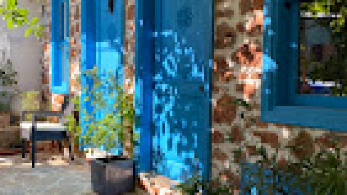 Yetişkinlere özel Lemon Villa Hotel’in taş mimarili binası ve huzurlu bahçe alanı, Alanya