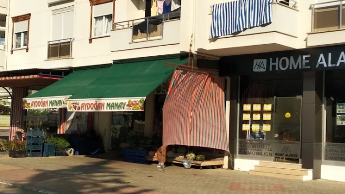 Alanya’da taze meyve ve sebze sunan Aydoğan Manav’da günlük ürünler hijyenik koşullarda tezgâhlarda sergileniyor.