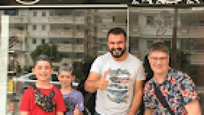 Kuaför Kadir’in Alanya’daki modern salon içi ve dış cephe görüntüsü, berber koltukları ve saç bakım alanlarıyla öne çıkıyor.