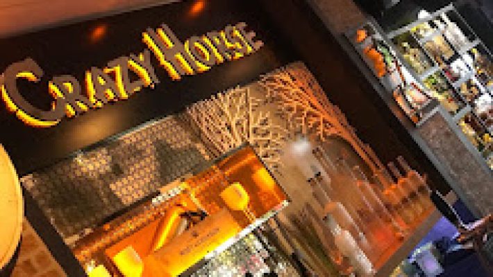 CRAZY HORSE Grill & Wine Premium Bar’da şık dekorasyon eşliğinde gurme ızgara lezzetleri ve seçkin şarap çeşitleri sunuluyor.