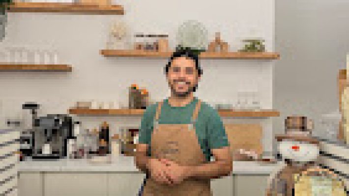 Pastacımbenim pastanesinin vitrinindeki rengarenk yaş pastalar, el yapımı kurabiyeler ve butik tatlılar gün ışığında görüntülenmiş