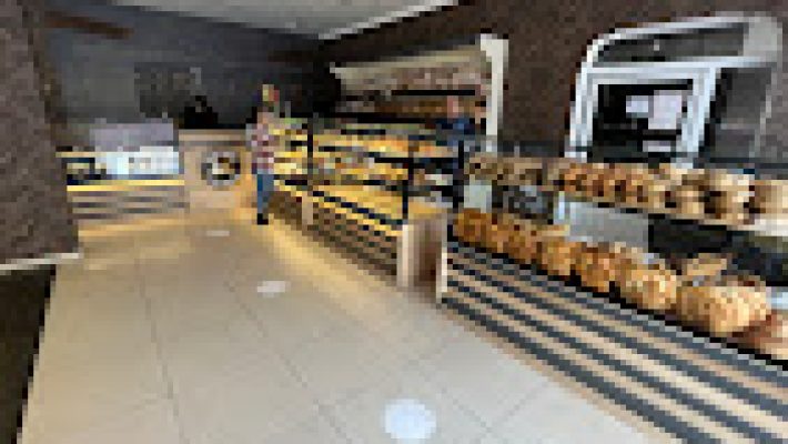 Taş fırında pişen geleneksel odun ekmekleri, çıtır kabukları ve dumanı tüten sıcak halleriyle fırın tezgâhında sergileniyor