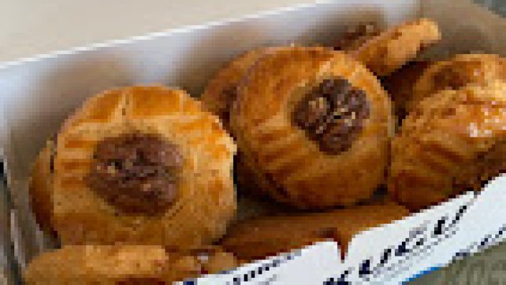 Kuğu Pastanesi’nin vitrininde sergilenen taze yaş pastalar, el yapımı tatlılar ve zarif tasarımlı butik pastalar gün ışığında görüntülenmiş