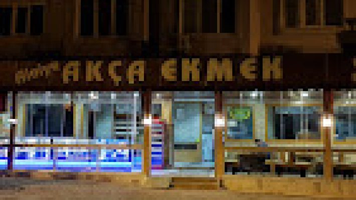 Alaiye Akça Ekmek & Unlu Mamülleri’nin taş fırınından yeni çıkmış sıcak ekmekler, simitler ve poğaçalar raflarda sıralanmış şekilde görüntülenmiş