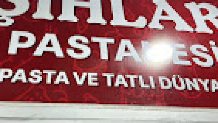 Şıhlar Pastanesi’nin vitrininde sergilenen renkli yaş pastalar, taze kurabiyeler ve geleneksel Türk tatlılarıyla dolu tezgâh gün ışığında görüntülenmiş