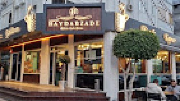 Haydarzade’nin tezgâhında fıstıklı künefe, incecik katmer ve altın sarısı baklavaların sıcak servisle sunulduğu görüntü