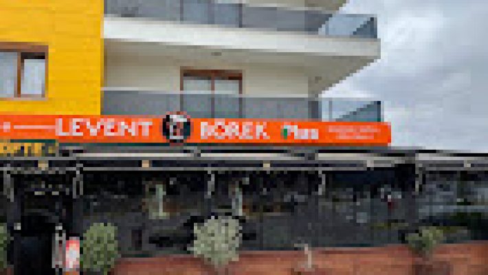Levent Börek’in tezgâhında kat kat açılmış, içi bol peynirli ve üzeri kızarmış çıtır börek dilimleri sıcak şekilde servis ediliyor