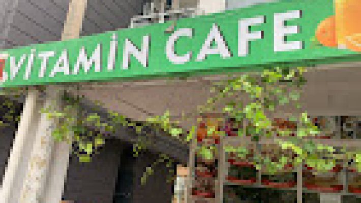 Vitamin Cafe’de servis edilen geleneksel Türk kahvaltısı, el açması gözlemeler ve üzeri yoğurt ve sosla kaplı mantı tabağı masada görüntülenmiş