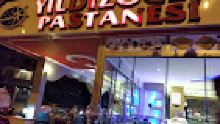 Yıldızoğlu Pastanesi’nin vitrininde sergilenen taze yaş pastalar, şerbetli tatlılar ve el yapımı kurabiyeler gün ışığında görüntülenmiş