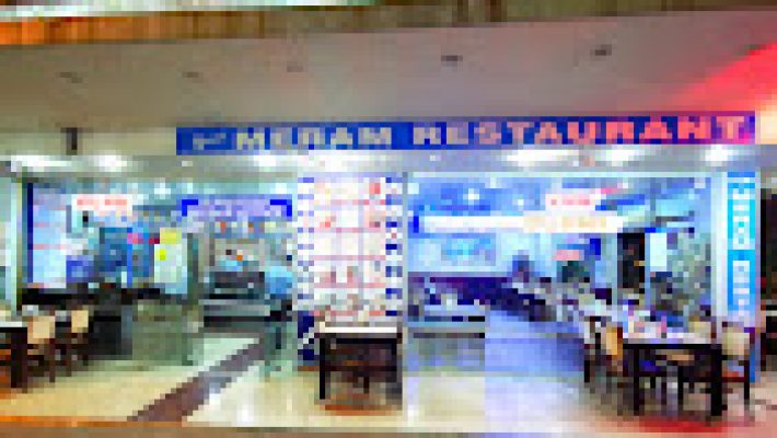 Yeni Meram Restoran’ın açık hava oturma alanında servis edilen ızgara et tabakları, salatalar ve sıcak pideler, gün ışığında şık sunumlarla görüntülenmiş