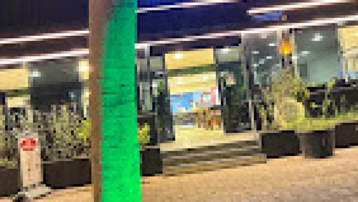 Şefim Çorba’da sıcak şekilde servis edilen mercimek çorbası; yanında limon dilimi, taze ekmek ve pul biber ile birlikte masada görüntülenmiş