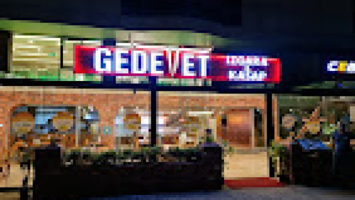 Gedevet Izgara’da orman manzaralı açık hava masasında servis edilen karışık ızgara tabağı; yanında közlenmiş biber, domates ve ayranla birlikte görüntülenmiş