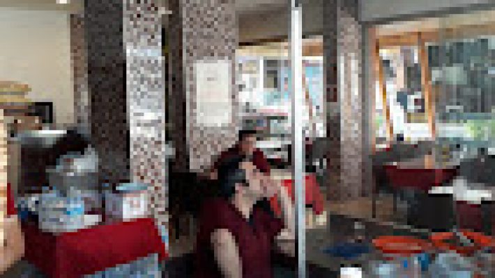 Doyum Lokantası’nda servis edilen ev yapımı kuru fasulye, pilav ve turşudan oluşan klasik Türk usulü öğle yemeği tabağı, yanında ayran ile birlikte görüntülenmiş