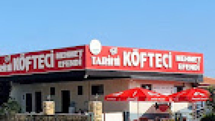 Tarihi Köfteci Mehmet Efendi’de servis edilen ızgara köfte tabağı; yanında piyaz, közlenmiş domates-biber ve taze ekmekle birlikte ahşap masada sunulmuş