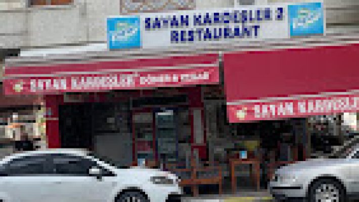 Sayan Kardeşler Döner & Kebap 2’de sunulan karışık kebap tabağı; et döner, tavuk şiş, köfte, közlenmiş domates-biber ve pilavla birlikte servis edilmiş