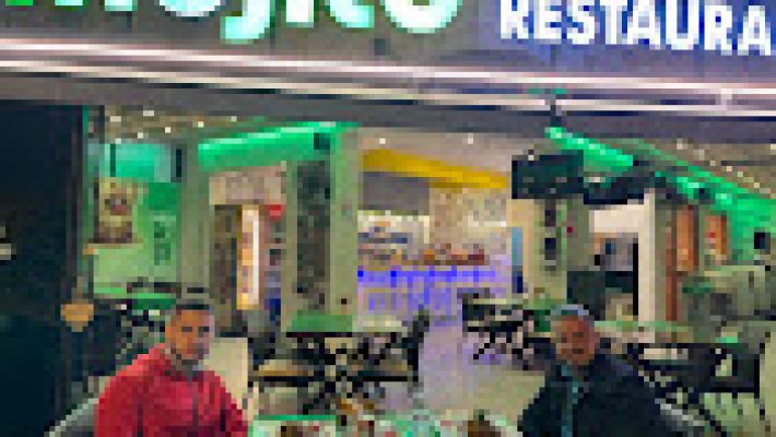 Mojito Restaurant’ın deniz manzaralı terasında tropikal içecekler ve taze deniz ürünleri eşliğinde akşam yemeği keyfi yaşayan misafirler