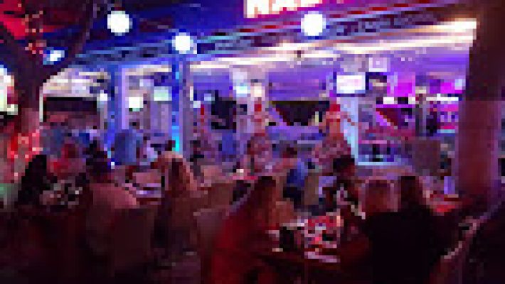 Begonia Naboen Restaurant Bar’ın Akdeniz’e bakan terasında servis edilen şık sunumlu deniz ürünleri tabağı ve egzotik kokteyller