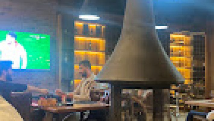 Oba Lounge Cafe & Bar Alanya’da gün batımı manzarası eşliğinde şık bir masada servis edilen kahve, kokteyl ve atıştırmalıklar