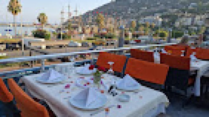 Bamse Restoran’da deniz manzaralı masada servis edilen taze deniz ürünleri ve Akdeniz mezeleri