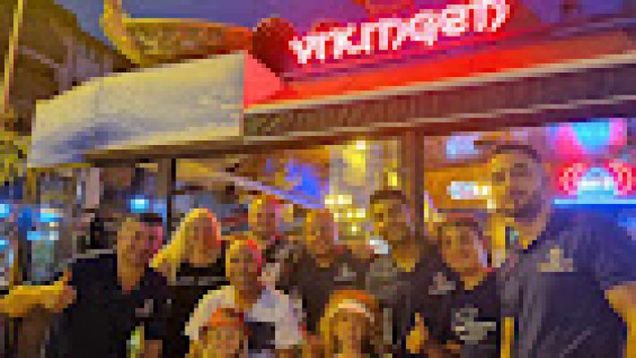 Vikingen Restaurant’ta ahşap detaylarla dekore edilmiş salonda servis edilen deniz manzaralı akşam yemeği sofraları