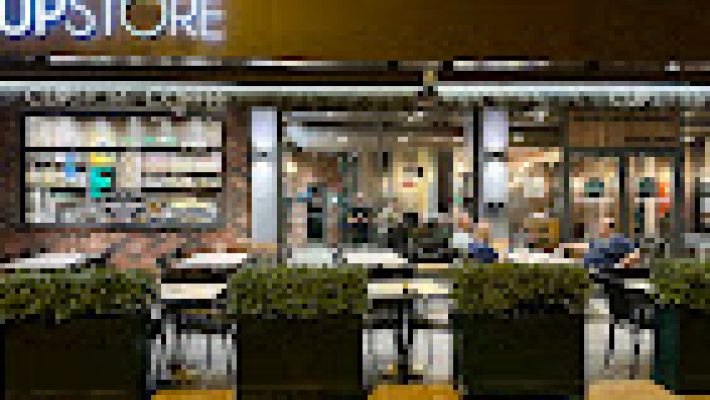 Cup Store Alanya'da rengârenk bardaklar, tasarım kupalar ve dekoratif ürünlerle dolu modern bir vitrin görünümü