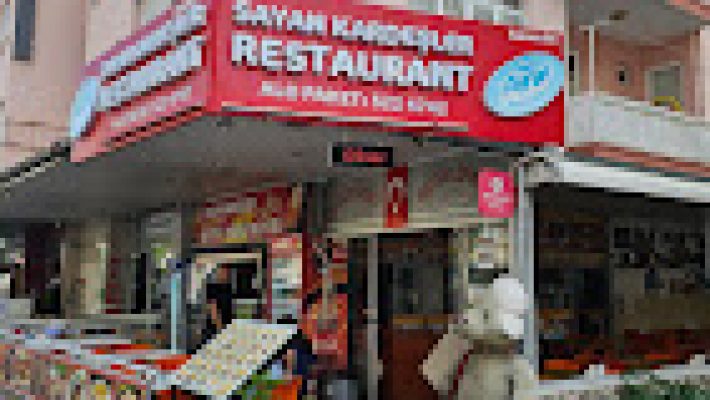 Sayan Kardeşler Restaurant’ta geleneksel Türk mutfağıyla donatılmış bir masa, taze mezeler, ızgara çeşitleri ve samimi bir ortam
