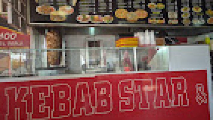 Kebab Star ve Pizza restoranında servis edilen odun ateşinde pişmiş lahmacun, kebap tabakları ve ince hamurlu pizza çeşitleri