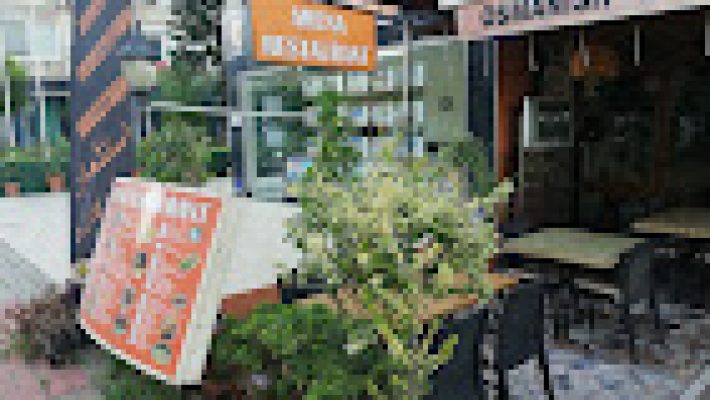 Arena Restaurant’ın deniz manzaralı açık alanında servis edilen Akdeniz mutfağına özgü taze deniz ürünleri ve şık sunumlar