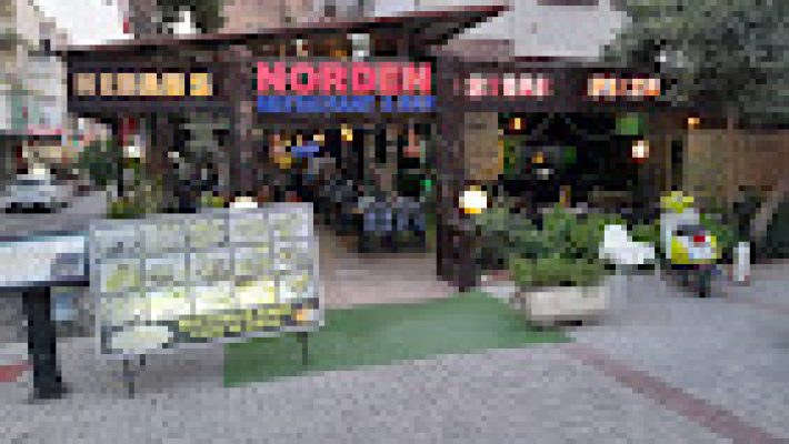 Norden Restaurant’ın deniz manzaralı terasında servis edilen zarif yemek sunumları ve modern dekorasyon