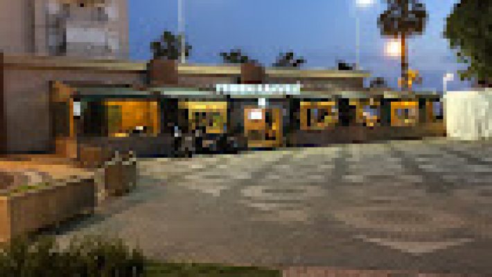 Deniz manzaralı Saphore Resto - Bar’da gün batımı eşliğinde şık akşam yemeği atmosferi