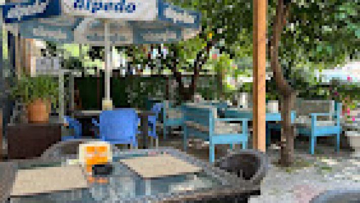 Arka Bahçe Cafe’de yeşillikler içinde huzurlu kahve keyfi ve samimi bahçe atmosferi