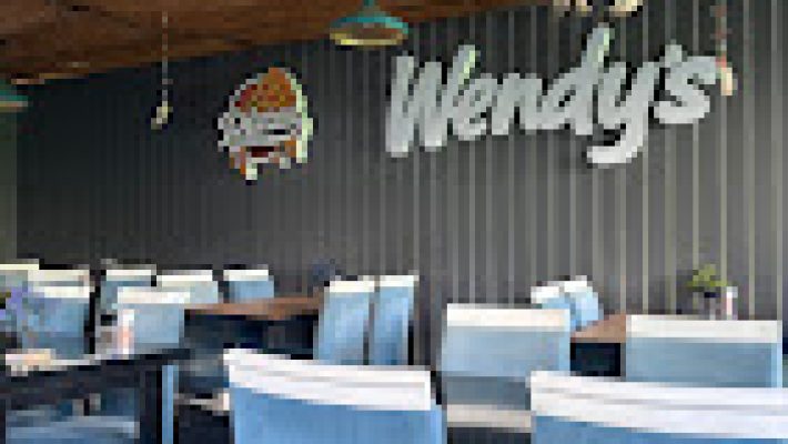Wendy's Burger Alanya şubesinde taze malzemelerle hazırlanmış gurme burger ve patates kızartması sunumu