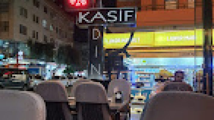 Kaşif Restaurant’ın Alanya’daki terasında Akdeniz manzarası eşliğinde servis edilen geleneksel Türk yemekleri