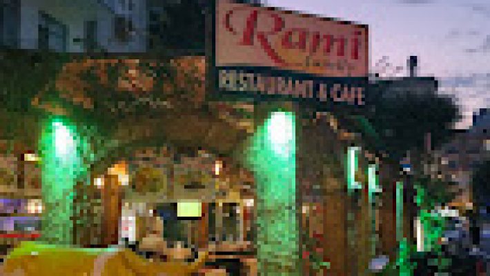 Rami Restoran’ın şık açık alanında Akdeniz manzarasına karşı sunulan özenle hazırlanmış Türk mutfağı tabağı