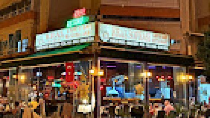 Kral Sofrası restoranının Alanya’daki şık dış cephesi ve yöresel yemek sunumu