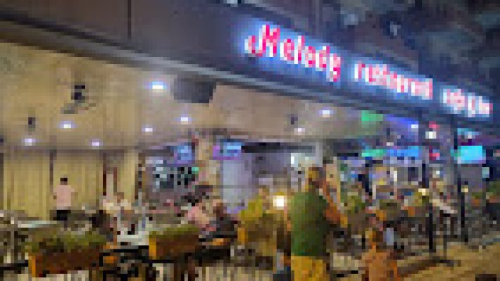 Melody Bar’da canlı müzik ve renkli kokteyller eşliğinde keyifli akşam atmosferi